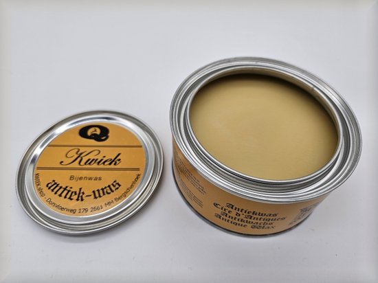 Blik met Kwiek bijenwas, "antiek-was" op de deksel. Gouden kleur.