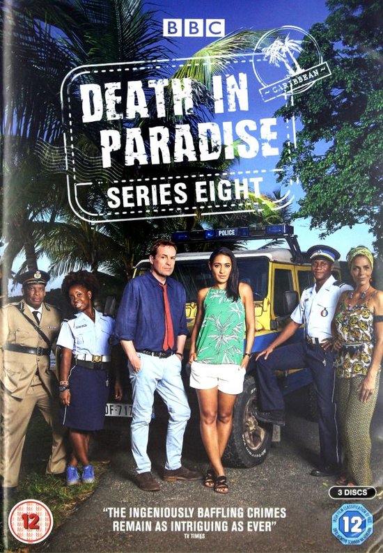 De cast van 'Death in Paradise Series 8' staat voor een jeep, met palmbomen en een politiewagen op de achtergrond.