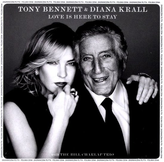 Tony Bennett en Diana Krall poseren samen voor de albumhoes 'Love Is Here To Stay'. Tony Bennett glimlacht breed, Diana Krall kijkt naar de camera.