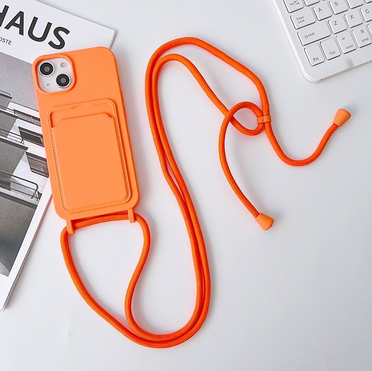 Mobigear Telefoonhoesje geschikt voor Apple iPhone 15 Plus Siliconen met Kaarthouder | Mobigear Lanyard Card Hoesje met koord en Pasjeshouder | Kaarthouder voor 1 Pasje | hoesje met koord Telefoonhoesje voor Pinpas / OV Kaart / Rijbewijs - Oranje