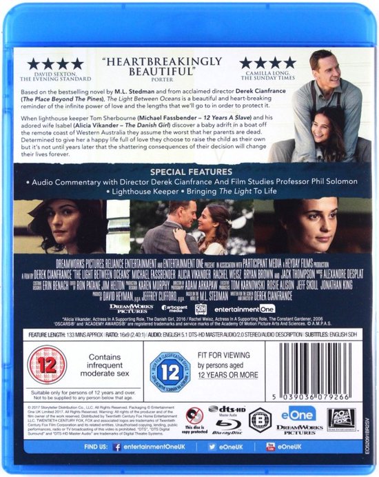 Achterkant Blu-ray van 'The Light Between Oceans' met filmrecensies, acteurs en een scene uit de film.