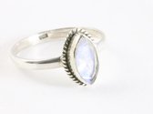 Fijne bewerkte zilveren ring met regenboog maansteen - maat 19.5
