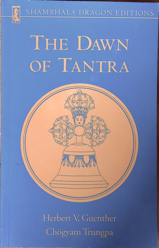 Boekkaft met de titel 'The Dawn of Tantra' in goudkleurige letters op een blauwe achtergrond met een gouden cirkel met een boeddhistische afbeelding.