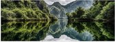 Poster Glanzend – Bergen - Water - Bomen - Groen - Grijs - 150x50 cm Foto op Posterpapier met Glanzende Afwerking