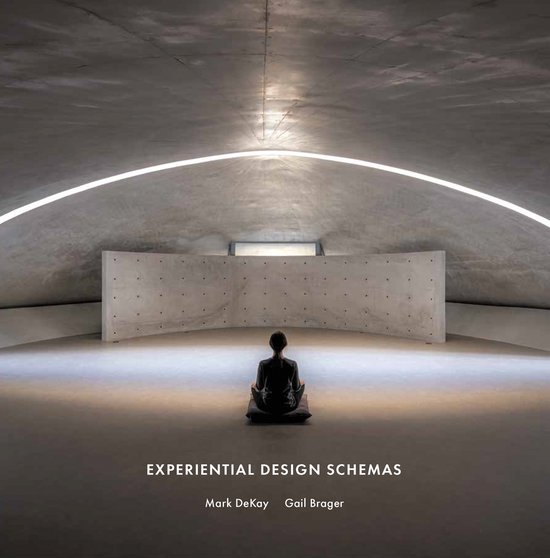 Titel: EXPERIENTIAL DESIGN SCHEMAS. Een persoon zit in meditatiehouding voor een betonnen muur in een hal met een gebogen plafond en licht.

