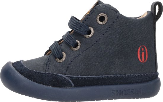 Donkerblauwe leren veterschoen met suède neus en rode opdruk.