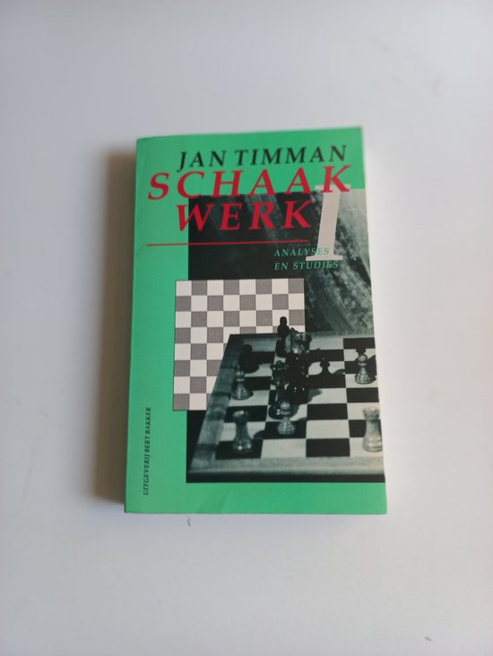Boek "Schaakwerk 1" met groene kaft. Tekst 'Jan Timman Schaakwerk Analyses en studies'. Schakels van een schaakspel op een schaakbord.