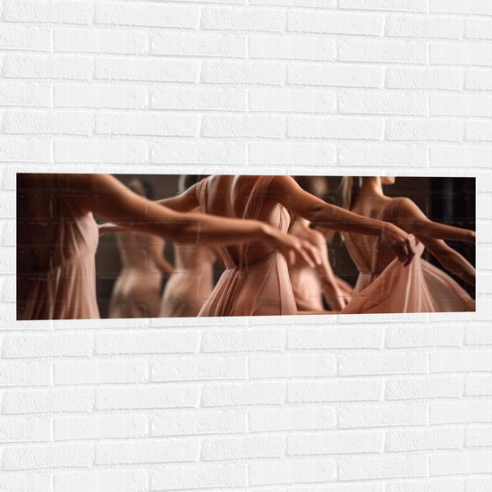 Muursticker - Elegante Vrouwen in Jurken aan het Dansen - 120x40 cm Foto op Muursticker