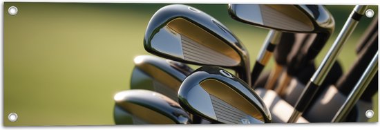 Tuinposter – Golf Clubs in Trolley op Golfbaan - 90x30 cm Foto op Tuinposter (wanddecoratie voor buiten en binnen)