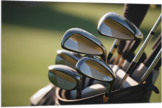 Vlag - Golf Clubs in Trolley op Golfbaan - 105x70 cm Foto op Polyester Vlag