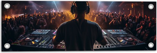 Tuinposter – Dj achter Dj Booth voor Vol Publiek - 60x20 cm Foto op Tuinposter (wanddecoratie voor buiten en binnen)