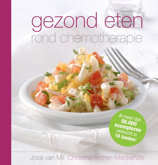 Boek "Gezond eten rond chemotherapie" met een schaal pasta salade met tomaat en lente-ui. Meer dan 50.000 exemplaren verkocht in 10 landen.