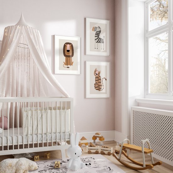 Chambre d'enfant avec une affiche de lion et de zèbre au-dessus d'une commode, à côté d'un berceau.