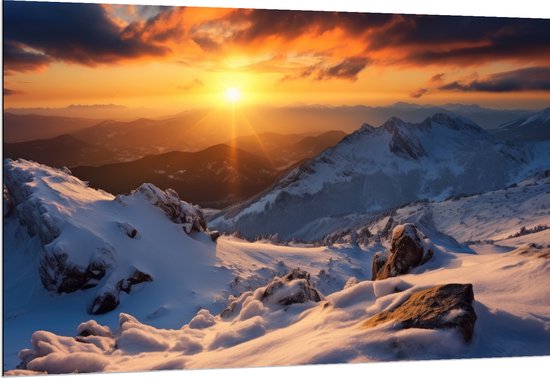 Dibond - Uitzicht op Zonsondergang vanaf Besneeuwde Berg - 150x100 cm Foto op Aluminium (Met Ophangsysteem)