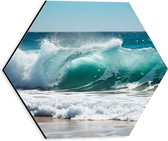 Dibond Hexagon - Klotsende Golven aan de Kust bij de Zee - 30x26.1 cm Foto op Hexagon (Met Ophangsysteem)