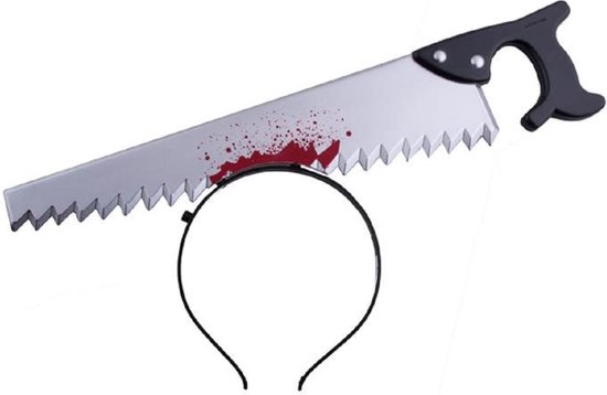 Zilverkleurige zaag met bloedvlekken en zwart handvat, rustend op een zwart diadeem.