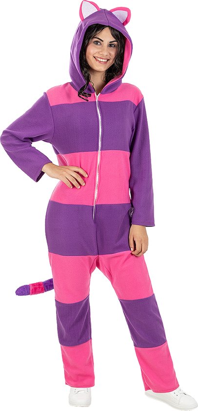 Vrouw draagt een roze en paars gestreepte Cheshire Cat onesie met capuchon en staart.