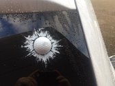 Sticker Balle de golf à travers une fenêtre cassée