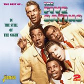 De vijf mannen van The Five Satins, gekleed in beige pakken met rode stropdassen, zingen samen.