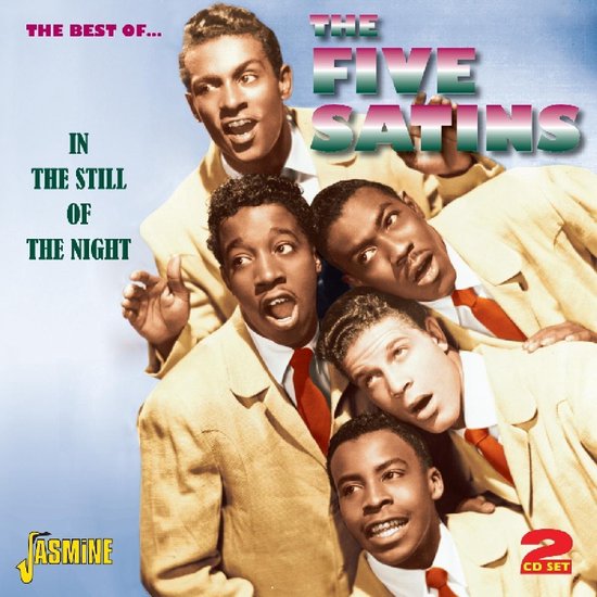 De vijf mannen van The Five Satins, gekleed in beige pakken met rode stropdassen, zingen samen.