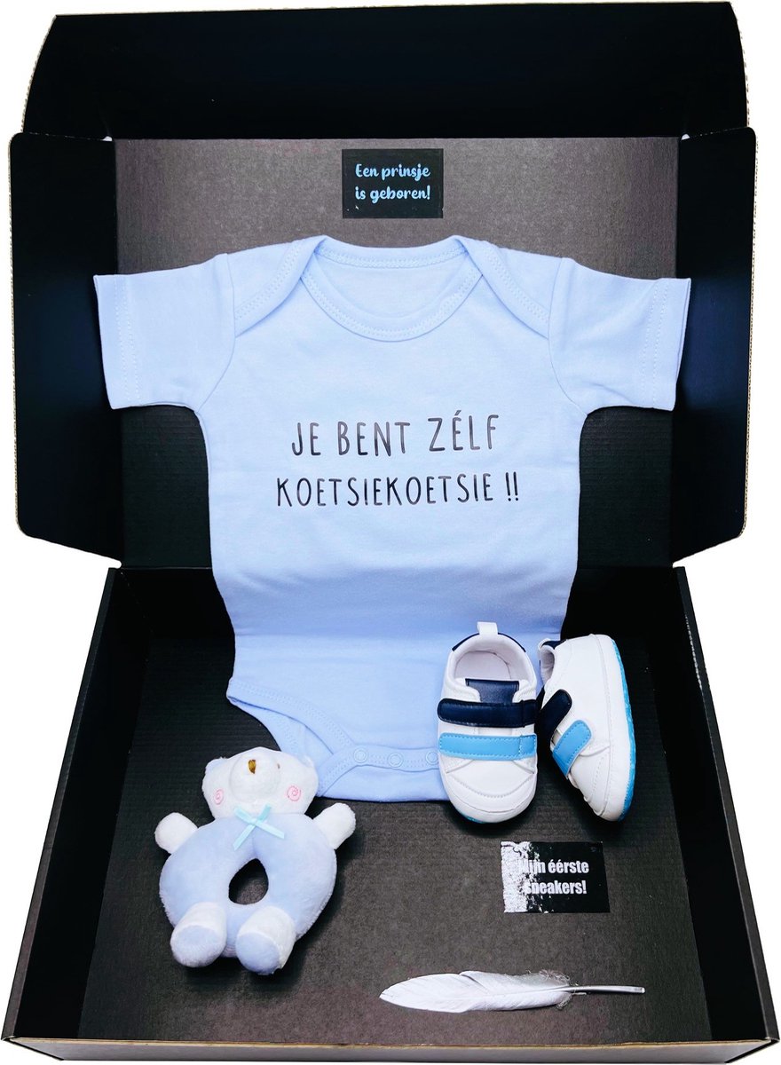 Goedkoopste Kraamcadeau jongen met blauwe romper, babysneakers en rammelaar - 2 maten - kan ook rechtstreeks als cadeau worden verstuurd, cadeau geboorte jongen, geboortegeschenk jongen