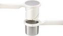 Witte Helix aardappelpers met zilverkleurige knop, close-up.