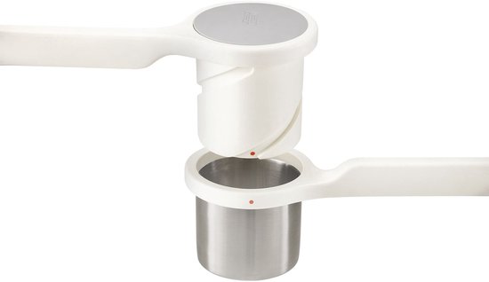 Witte Helix aardappelpers met zilverkleurige knop, close-up.