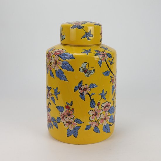 Gele pot met deksel, gedecoreerd met roze bloemen, blauwe bladeren en een vlinder.