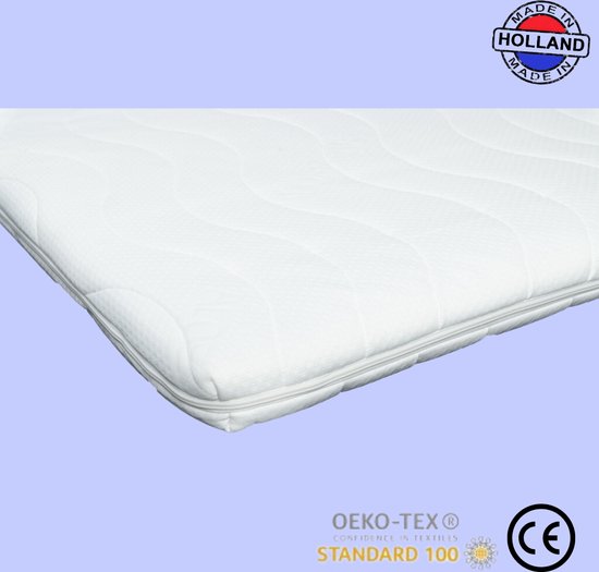 Wit matras met ritssluiting, met 'Made in Holland' logo en CE-markering.