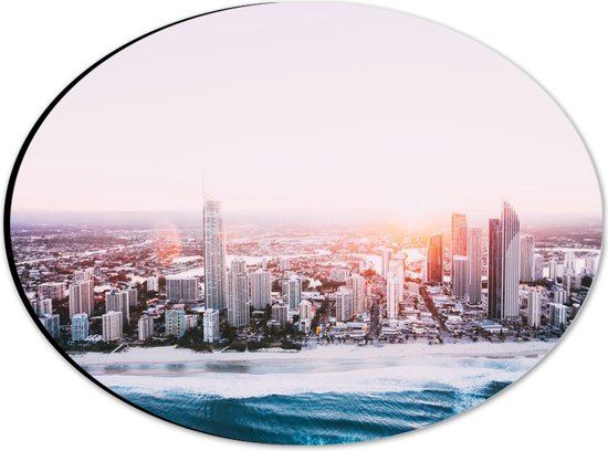 Dibond Ovaal - Skyline van Stad in Australie met Strand - 28x21 cm Foto op Ovaal (Met Ophangsysteem)