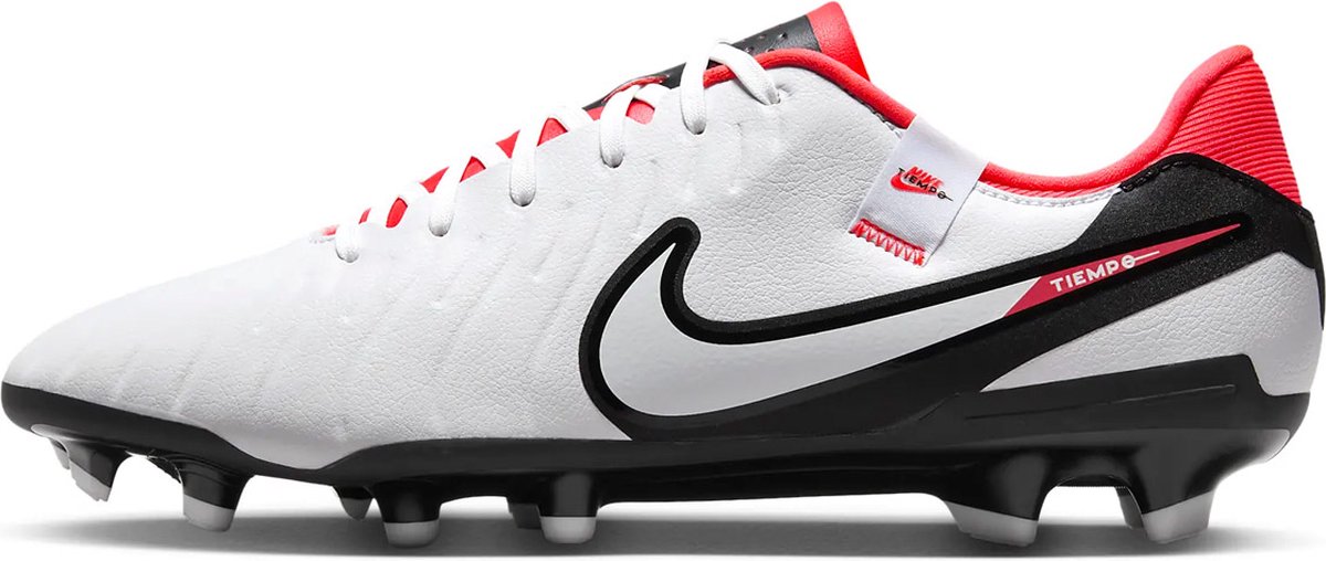 Nike Tiempo Legend 10 Academy FG/AG voetbalschoenen in wit met zwarte en rode accenten, ontworpen voor comfort en controle.