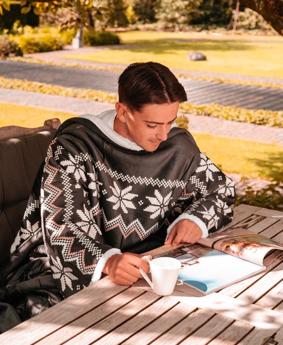 Fleece Deken met Mouwen - Hoodie Deken - Hoodie Blanket - Huggle Hoodie - Snuggle Hoodie - Dekens - Plaid met Mouwen - TV Deken - Zwart - Dames en Heren - Volwassenen - 180x130 cm - Noodpakket - Kerstcadeau - Snuggie Moment