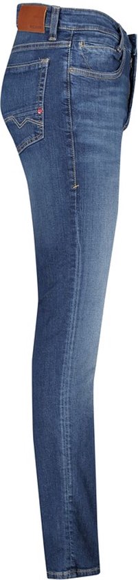 Zijaanzicht van een blauwe MAC Jeans met lichte wassing en koperkleurige stiksels.