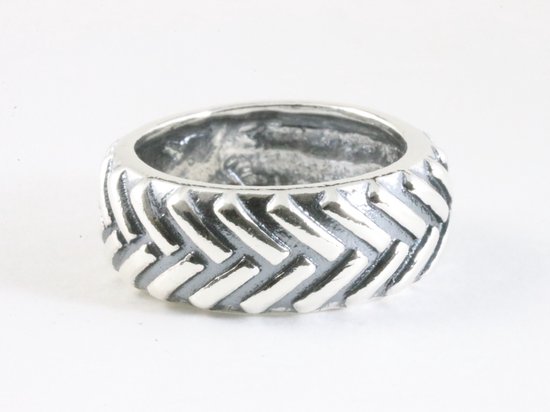 Zware zilveren ring met gegraveerd kabelpatroon - maat 21.5