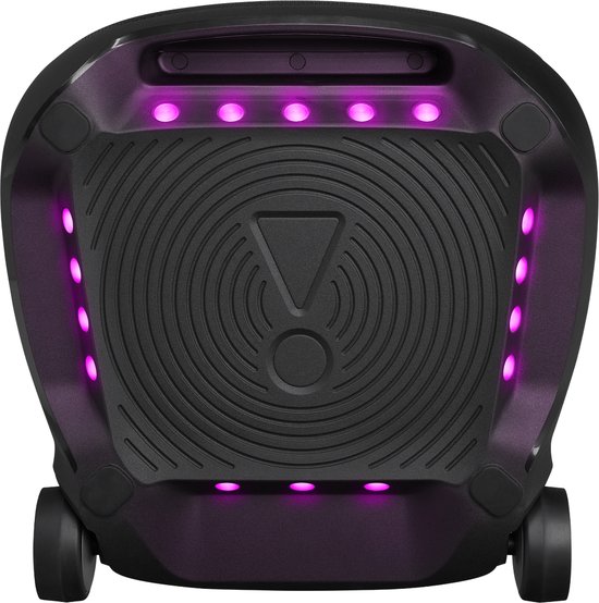 Onderkant van de zwarte JBL PartyBox Ultimate met paarse LED-lampjes en wielen.
