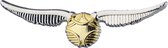 Zilverkleurige Harry Potter Gouden Snaai pin met gouden bal en vleugels.