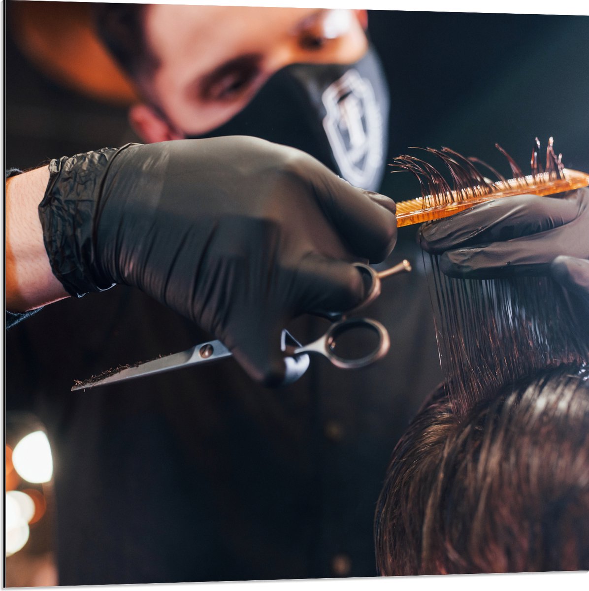 Dibond - Barbier aan het Werk in Salon - 80x80 cm Foto op Aluminium (Wanddecoratie van metaal)
