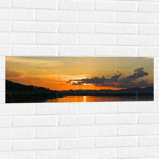 Muursticker - Silhouet van Bergen bij Zonsondergang achter Wolken - 90x30 cm Foto op Muursticker