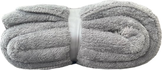 Grijze fleece deken, opgerold en vastgebonden met een band.