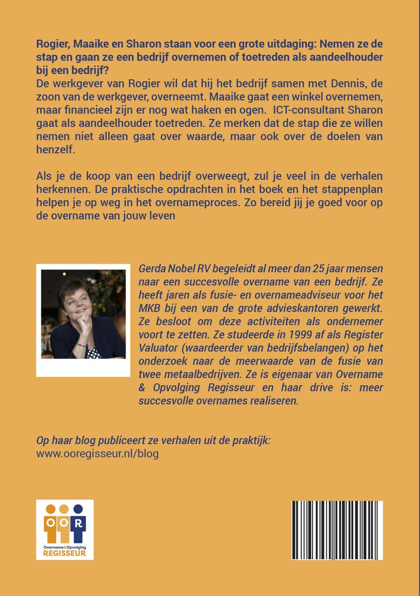Gerda Nobel in een blauw jasje, met kort bruin haar en een glimlach, leunend op haar handen.