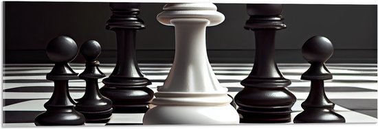 Acrylglas - Zwarte Schaakstukken om Witte Koning op Schaakbord (Zwart-wit) - 90x30 cm Foto op Acrylglas (Met Ophangsysteem)