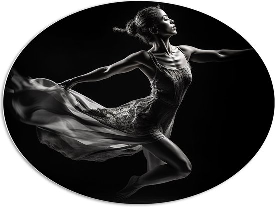 PVC Schuimplaat Ovaal - Ballerina Meisje aan het Dansen (Zwart-wit) - 96x72 cm Foto op Ovaal (Met Ophangsysteem)