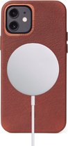 DECODED Leren Back Cover - iPhone 12 Mini - Hoogwaardig Europees Leer - Hoesje met Metalen Knoppen - Magnetische Technologie van Apple - Bruin