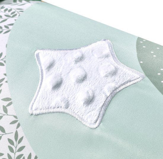 Detail van een witte, getextureerde ster-applicatie op de mintgroene stof van de rollende speelrol.
