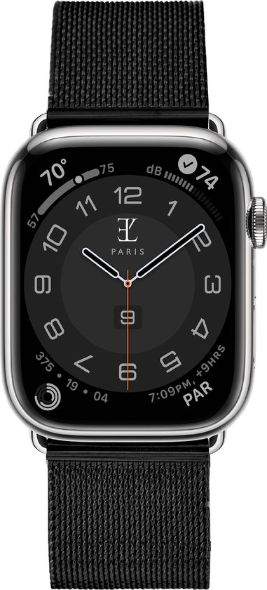 Montre Apple argentée avec bracelet en maille noire, avec cadran numérique.