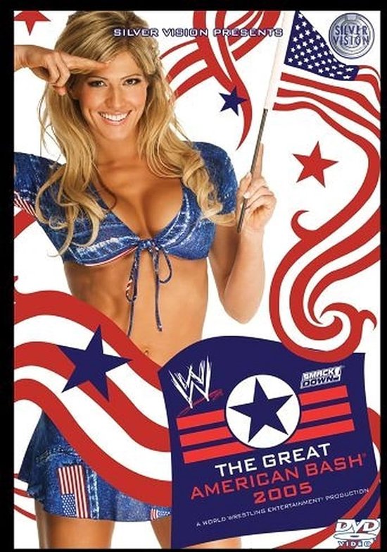Een vrouw met blond haar draagt een blauwe en witte haltertop met sterren en een korte rok. Ze houdt een Amerikaanse vlag vast. Tekst: The Great American Bash 2005.