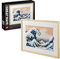 Le set LEGO Art Hokusai - La Grande Vague, emballé et encadré. Les briques bleues, blanches et brunes forment une vague.