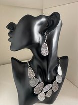 ensemble de bijoux couleur argent