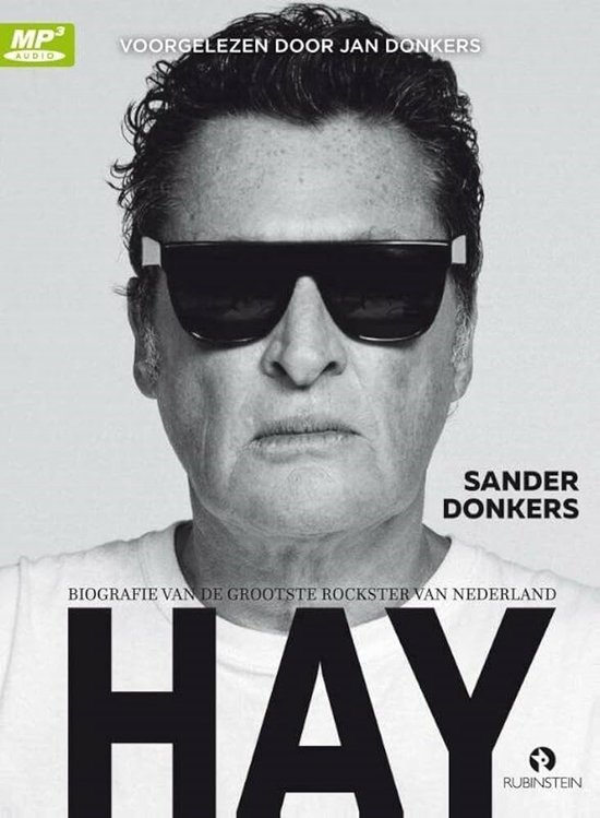 Zwart-wit portret van een man met zonnebril en witte t-shirt. Titel 'Sander Donkers Hay'.