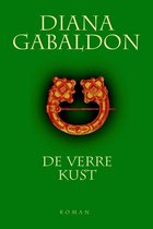 Boek "De Verre Kust" van Diana Gabaldon met een gouden broche op een groene achtergrond.